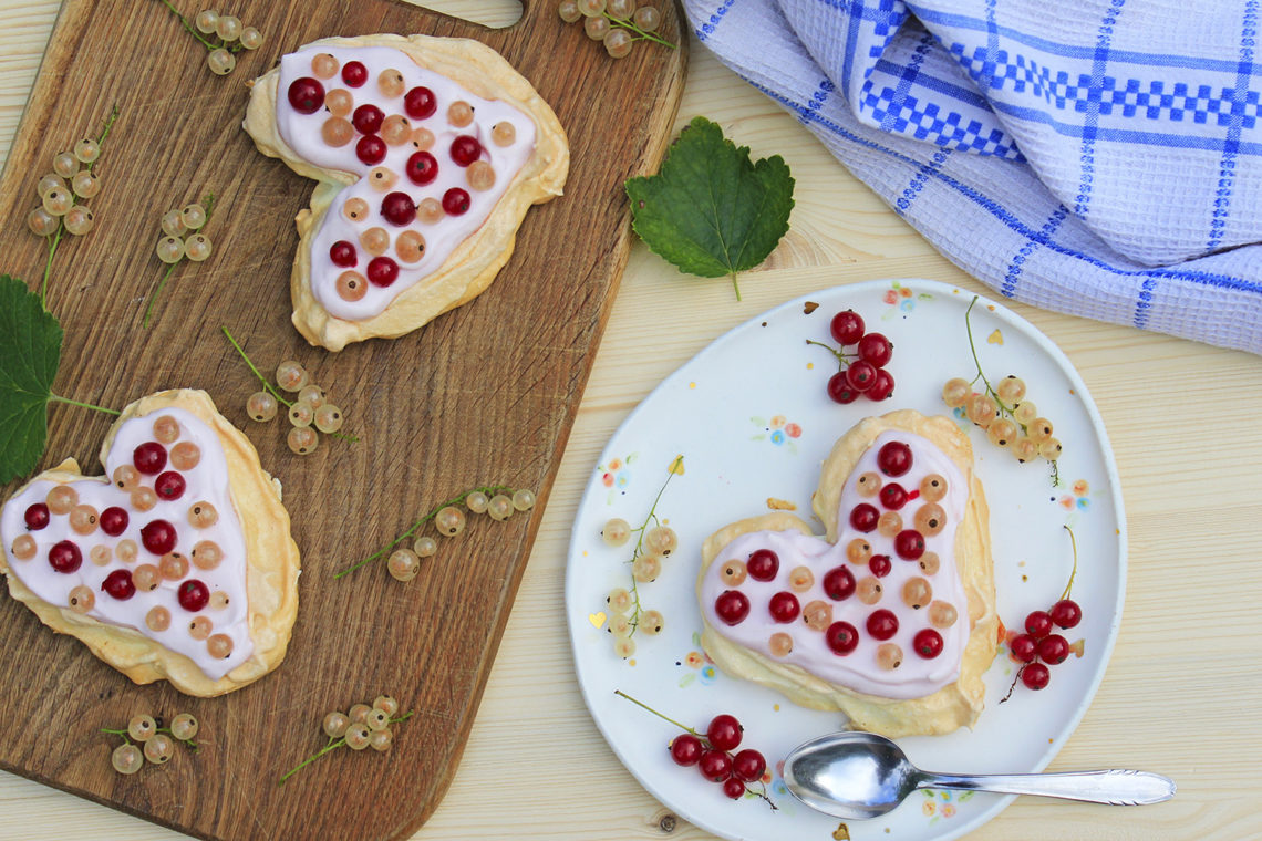 Heart-shaped Pavlova Cake with Currant